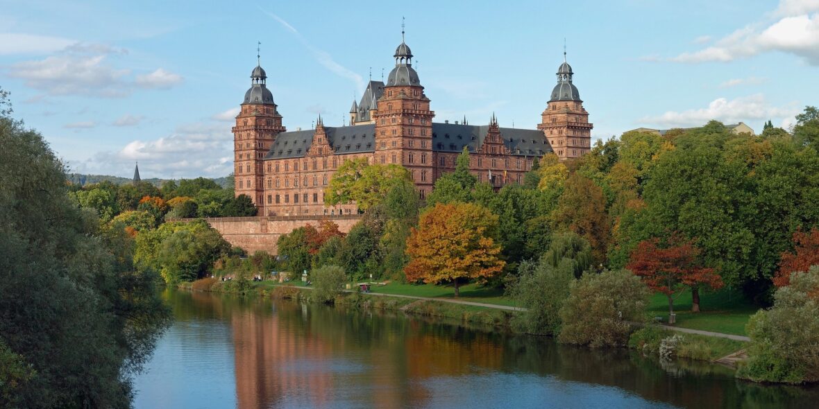 Hier sehen sie das Schloss Johannisburg das Wahrzeichen von Aschaffenburg am bayerischen Untermain.