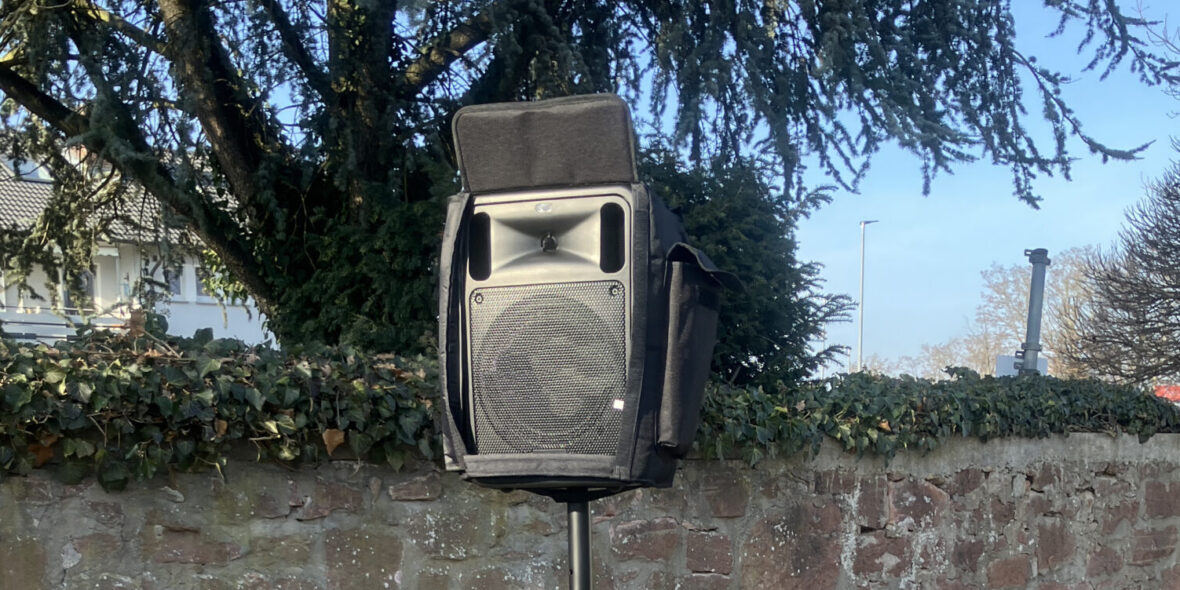 neue Lautsprecher auf Stativ