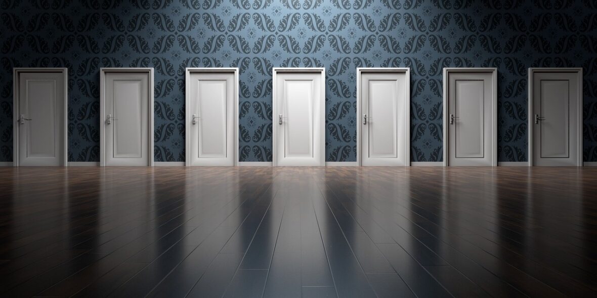 Ein Raum mit 7 Türen