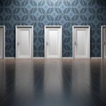 Ein Raum mit 7 Türen